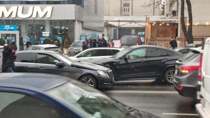 Un barbat a intrat pe contrasens si a lovit doua masini, in capitala. Ce risca soferul - VIDEO/FOTO