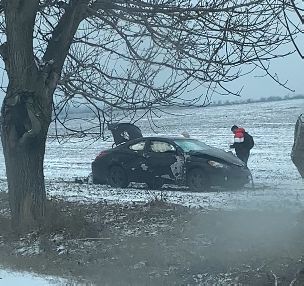 Accident la Anenii Noi. O masina a derapat de pe traseu, a scos un copac din pamant si a ajuns pe un camp - VIDEO