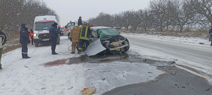 Doi barbati - transportati de urgenta la spital, dupa ce s-au ciocnit cu o autospeciala de deszapezire. Cum s-a intamplat totul - FOTO