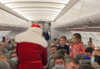 Mos Craciun se plimba prin lume. Acesta a fost surprins intr-un avion care venea in Moldova - VIDEO Mos Craciun se plimba prin lume. Acesta a fost surprins intr-un avion care venea in Moldova - VIDEO