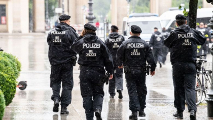 Politistii din Hamburg au intrerupt un concert la care participau 800 de persoane si au trimis oamenii acasa Politistii din Hamburg au intrerupt un concert la care participau 800 de persoane si au trimis oamenii acasa