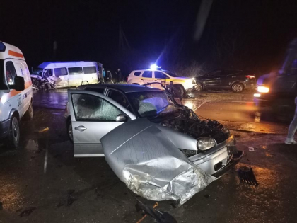 Doua masini s-au ciocnit frontal, la Straseni. Ce spune politia - FOTO