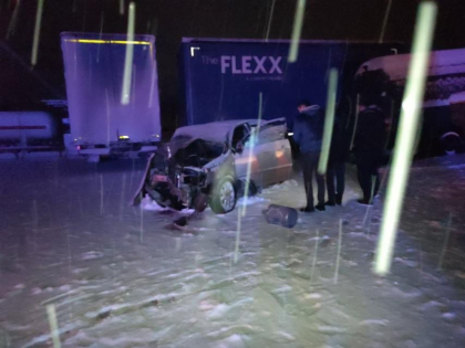O femeie - transportata de urgenta la spital, dupa ce masina in care se afla s-a lovit de un camion, la Ialoveni - FOTO
