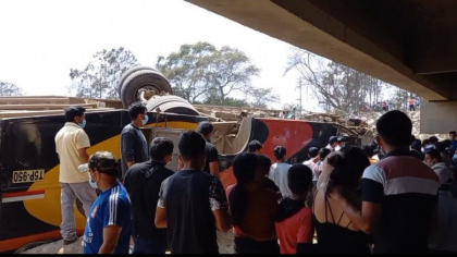 Un om a murit si 20 au fost raniti dupa ce un autobuz a cazut de pe un pod in Peru Un om a murit si 20 au fost raniti dupa ce un autobuz a cazut de pe un pod in Peru