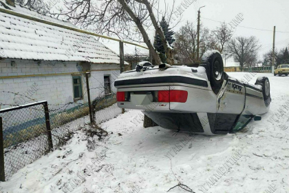 Un tanar s-a rasturnat si a ajuns cu masina intr-un gard, la Tiraspol - FOTO Un tanar s-a rasturnat si a ajuns cu masina intr-un gard, la Tiraspol - FOTO