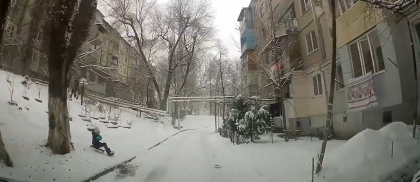 Imagini socante. Un copil - la un pas de a ajunge sub rotile unei masini, in timp ce se dadea cu sania. Momentul - inregistrat de o camera de bord - VIDEO Imagini socante. Un copil - la un pas de a ajunge sub rotile unei masini, in timp ce se dadea cu sania. Momentul - inregistrat de o camera de bord - VIDEO