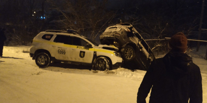 O masina de politie a derapat de pe traseu si a lovit un alt automobil, in capitala - FOTO