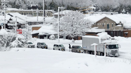 Mai multe regiuni din Japonia au fost paralizate de ninsorile abundente. Mii de case nu au curent, iar pe sosele s-au format ambuteiaje - FOTO/VIDEO Mai multe regiuni din Japonia au fost paralizate de ninsorile abundente. Mii de case nu au curent, iar pe sosele s-au format ambuteiaje - FOTO/VIDEO