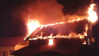 Incendiu in noaptea de Craciun. Un barbat de 66 de ani a murit, dupa ce fostul concubin al fiicei sale a dat foc la casa in care acesta locuia. Faptasul a fost retinut - FOTO Incendiu in noaptea de Craciun. Un barbat de 66 de ani a murit, dupa ce fostul concubin al fiicei sale a dat foc la casa in care acesta locuia. Faptasul a fost retinut - FOTO