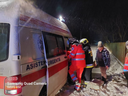 Trei ambulante si un TIR - deszapezite si tractate de catre angajatii IGSU. Imagini din timpul interventiei - FOTO