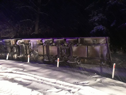 Un camion plin cu portocale s-a rasturnat pe o sosea. Oamenii legii au incercat sa-l opreasca pe sofer, insa acesta a ignorat somatiile