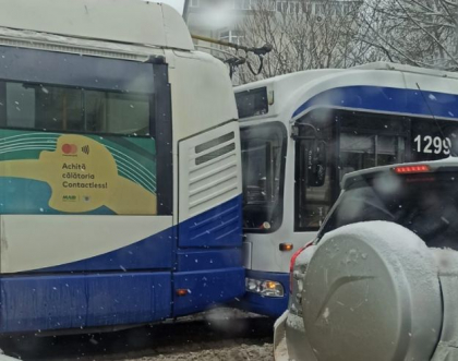 Doua troleibuze s-au ciocnit pe o strada din capitala din cauza zapezii - FOTO
Doua troleibuze s-au ciocnit pe o strada din capitala din cauza zapezii - FOTO