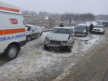 Trei persoane, printre care si un copil - au avut nevoie de ingrijiri medicale, dupa ce doua masini s-au ciocnit, la Ialoveni. Cum s-a intamplat totul - FOTO Trei persoane, printre care si un copil - au avut nevoie de ingrijiri medicale, dupa ce doua masini s-au ciocnit, la Ialoveni. Cum s-a intamplat totul - FOTO
