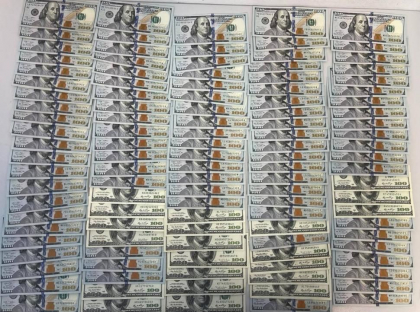 160 000 dolari - gasiti in bagajele de mana a unui cuplu, pe Aeroportul din Chisinau. Ce au spus acestia politistilor - FOTO