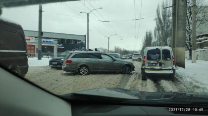 Accidentele se tin lant, in capitala. Mai multe masini - avariate, in urma ghetusului - FOTO/VIDEO