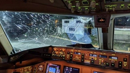 Parbrizul unui avion a fost spart de un bloc de gheata in timpul zborului. ”A fost o sansa de unu la un milion”