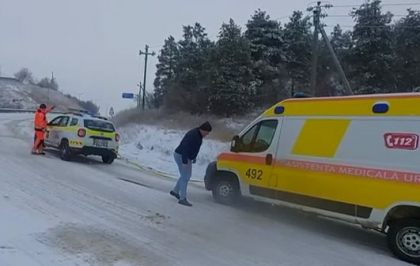 Mai multe ambulante care nu puteau ajunge la pacienti - tractate. Imagini de la locul faptei - VIDEO Mai multe ambulante care nu puteau ajunge la pacienti - tractate. Imagini de la locul faptei - VIDEO
