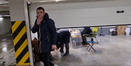 Mai multe persoane - surprinse cum fac gratar intr-o parcare subterana din capitala: „Du-te te rog si iti cauta de treaba si nu ma enerva” - VIDEO