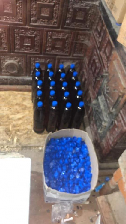 Un barbat din Donduseni - cercetat de politie, dupa ce vindea alcool contrafacut in valoare de 50 de mii de lei - FOTO