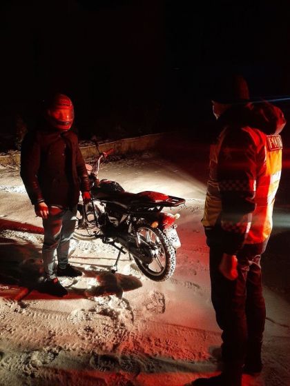 S-a pornit intr-o plimbare cu motocicleta, dar a ramas fara ea. Un tanar din Hincesti - sanctionat de oamenii legii, pentru ca nu avea permis de conducere