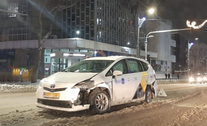 Un tanar - transportat de urgenta la spital, dupa ce masina in care se afla s-a ciocnit cu un alt automobil. Ce spun oamenii legii - FOTO Un tanar - transportat de urgenta la spital, dupa ce masina in care se afla s-a ciocnit cu un alt automobil. Ce spun oamenii legii - FOTO