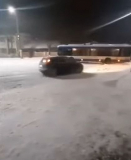 Un troleibuz - suprins cum face drifturi pe o strada din comuna Stauceni - VIDEO Un troleibuz - suprins cum face drifturi pe o strada din comuna Stauceni - VIDEO