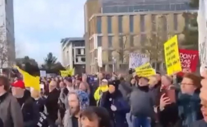 Zeci de antivaccinisti din Marea Britanie au invadat un centru de testare Covid. Au crezut ca e centru de vaccinare: "Ucigasi" Zeci de antivaccinisti din Marea Britanie au invadat un centru de testare Covid. Au crezut ca e centru de vaccinare: "Ucigasi"