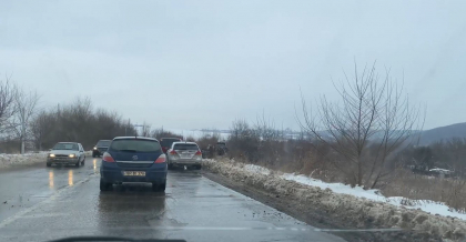 Doua masini s-au lovit pe o strada din capitala. Una din ele a derapat de pe carosabil - VIDEO Doua masini s-au lovit pe o strada din capitala. Una din ele a derapat de pe carosabil - VIDEO