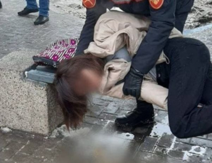 O minora de 13 ani - transportata la spital, dupa ce a cazut in strada. Politia: "In sange au fost gasite substante psihotrope" - FOTO O minora de 13 ani - transportata la spital, dupa ce a cazut in strada. Politia: "In sange au fost gasite substante psihotrope" - FOTO