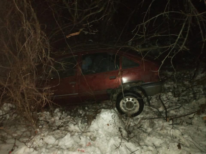 Un barbat beat a ajuns cu masina intr-un sant la Balti, dupa ce a incercat sa fuga de politie. Pasagerul din automobil s-a ales cu mai multe traumatisme - FOTO