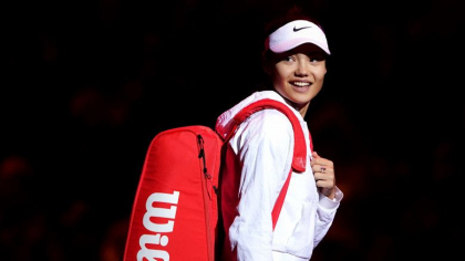 Jucatoarea de tenis Emma Raducanu a fost decorata de regina Elisabeta Jucatoarea de tenis Emma Raducanu a fost decorata de regina Elisabeta