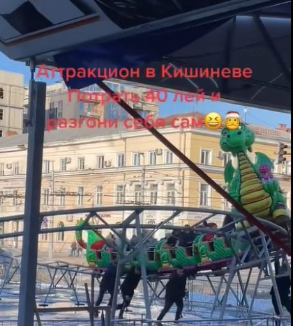 Mai multe persoane - suprinse in timp ce impingeau un carusel plin cu copii, instalat in centrul capitalei - VIDEO Mai multe persoane - suprinse in timp ce impingeau un carusel plin cu copii, instalat in centrul capitalei - VIDEO