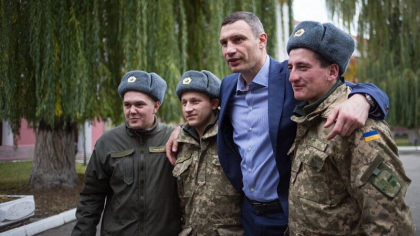 Fostul boxer Vitali Klitschko face pregatire militara cu rezervistii ucraineni: Putin este „o cangrena” pentru Europa Fostul boxer Vitali Klitschko face pregatire militara cu rezervistii ucraineni: Putin este „o cangrena” pentru Europa