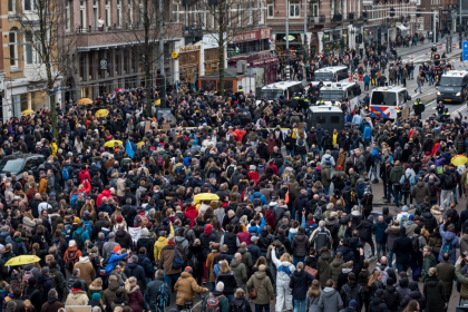 Mii de oameni protesteaza la Amsterdam impotriva restrictiilor anti-Covid. Politia a intervenit in forta - FOTO/VIDEO