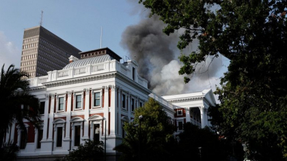 Un barbat a fost arestat pentru incendierea Parlamentului Africii de Sud. El este acuzat si de furt
