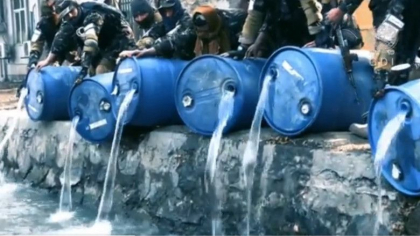 Talibanii au aruncat 3.000 de litri de alcool intr-un canal din Kabul si au distribuit imaginile pe internet Talibanii au aruncat 3.000 de litri de alcool intr-un canal din Kabul si au distribuit imaginile pe internet