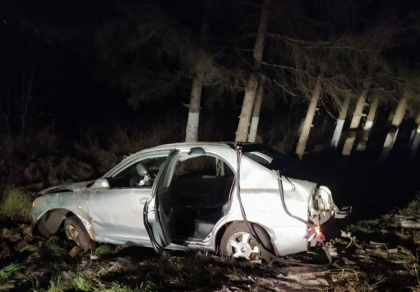 Accident la Donduseni. Un tanar - transporatat de urgenta la spital, dupa ce masina in care se afla a intrat intr-un copac - FOTO