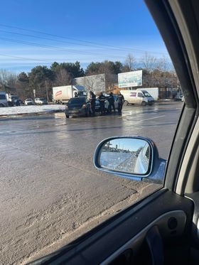 Doua automobile s-au ciocnit pe o strada din capitala. Politia la fata locului- FOTO