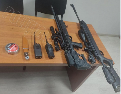 Doua persone - prinse cu arme ilegale incercand sa paraseasca tara. Unde mergeau acestia - FOTO