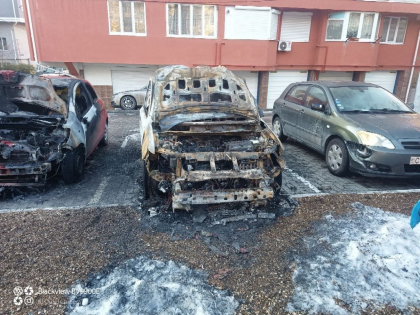 Incendiu in capitala. Trei masini - mistuite de flacari in curtea unui bloc de locuit. Ce spun pompieri - FOTO Incendiu in capitala. Trei masini - mistuite de flacari in curtea unui bloc de locuit. Ce spun pompieri - FOTO