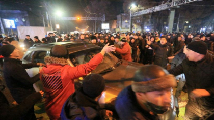 Imagini socante din Kazahstan. A fost scoasa pe strazi tehnica militara, iar una dintre manifestatii a fost dispersata cu grenade asurzitoare si cu gaze lacrimogene - VIDEO 
