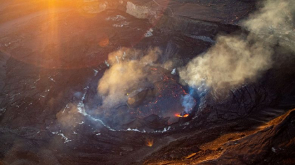 Un barbat s-a dus sa vada noaptea un vulcan activ si a cazut in crater, in Hawaii Un barbat s-a dus sa vada noaptea un vulcan activ si a cazut in crater, in Hawaii