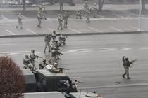 Revoltele din Kazahstan: Armata a intrat joi cu blindatele contra protestatarilor in piata centrala din Almati / Zeci de manifestanti au fost ”eliminati” VIDEO
Revoltele din Kazahstan: Armata a intrat joi cu blindatele contra protestatarilor in piata centrala din Almati / Zeci de manifestanti au fost ”eliminati” VIDEO
