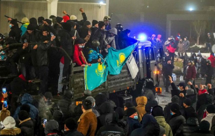 ”Zeci” de morti si 1.000 de raniti in revolte haotice in Kazahstan; 12 membri ai fortelor de ordine ucisi si 353 raniti, un cadavru decapitat
