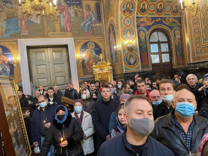 Crestinii ortodocsi de stil vechi sarbatoresc astazi Nasterea Domnului. Zeci de oameni asista la slujba de Craciun la Catedrala Mitropolitana - FOTO/VIDEO Crestinii ortodocsi de stil vechi sarbatoresc astazi Nasterea Domnului. Zeci de oameni asista la slujba de Craciun la Catedrala Mitropolitana - FOTO/VIDEO