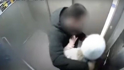 Momentul in care un tata il loveste pe pedofilul care a incercat sa ii sarute fiica in lift - VIDEO 