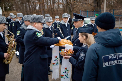 Au rasunat colinde de Craciun la vama cu Ucraina. Fanfara Politiei de Frontiera i-au colindat pe colegii ucraineni, dar si pe calatorii care asteptau sa treaca frontiera - VIDEO Au rasunat colinde de Craciun la vama cu Ucraina. Fanfara Politiei de Frontiera i-au colindat pe colegii ucraineni, dar si pe calatorii care asteptau sa treaca frontiera - VIDEO
