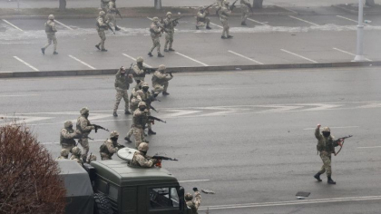 Revolutia din Kazahstan, reprimata cu ajutorul fortelor ruse. Tokaev: Armata poate trage fara avertisment
Revolutia din Kazahstan, reprimata cu ajutorul fortelor ruse. Tokaev: Armata poate trage fara avertisment