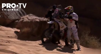Imagini socante de la raliul Dakar. Masini distruse, piloti raniti sau camioane blocate in noroi - o adevarata provocare pentru concurenti - VIDEO 