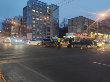 Doua masini s-au ciocnit pe o strada din capitala. Politia - la fata locului - FOTO Doua masini s-au ciocnit pe o strada din capitala. Politia - la fata locului - FOTO